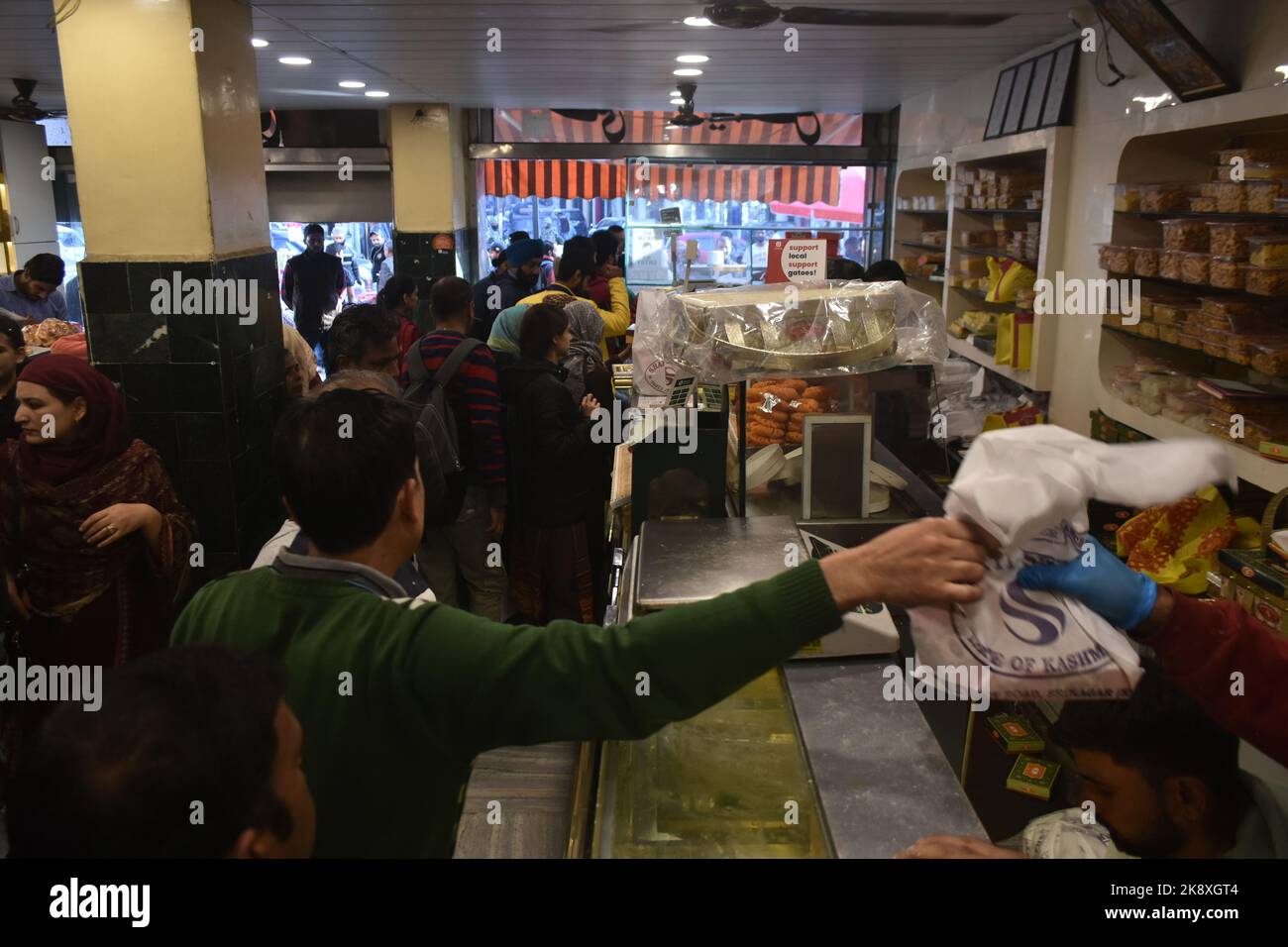 Sringar, India. 24th Oct, 2022. Buyers and sellers throng a wholesale