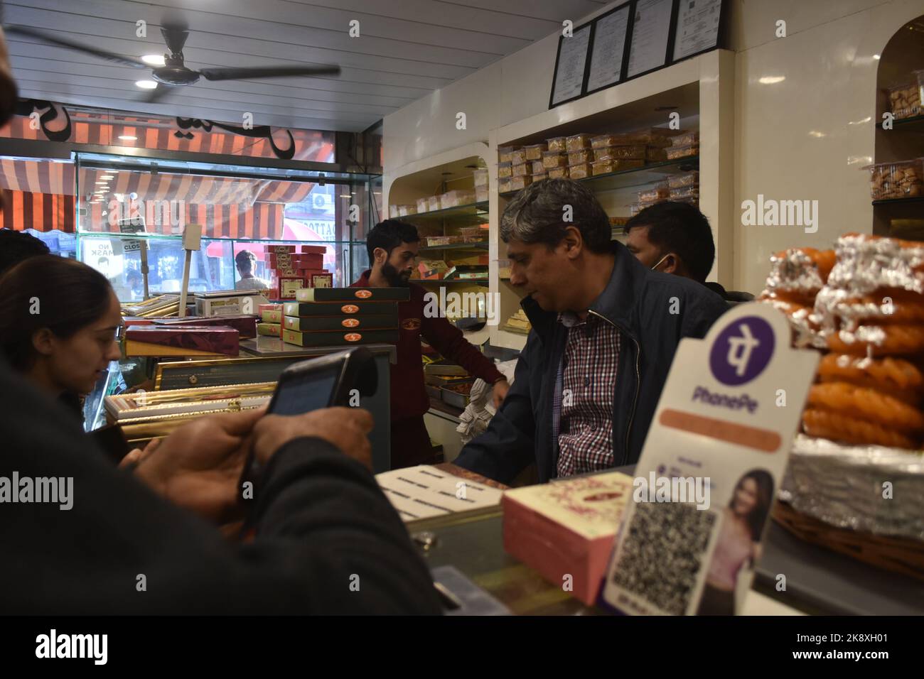 Sringar, India. 24th Oct, 2022. Buyers and sellers throng a wholesale