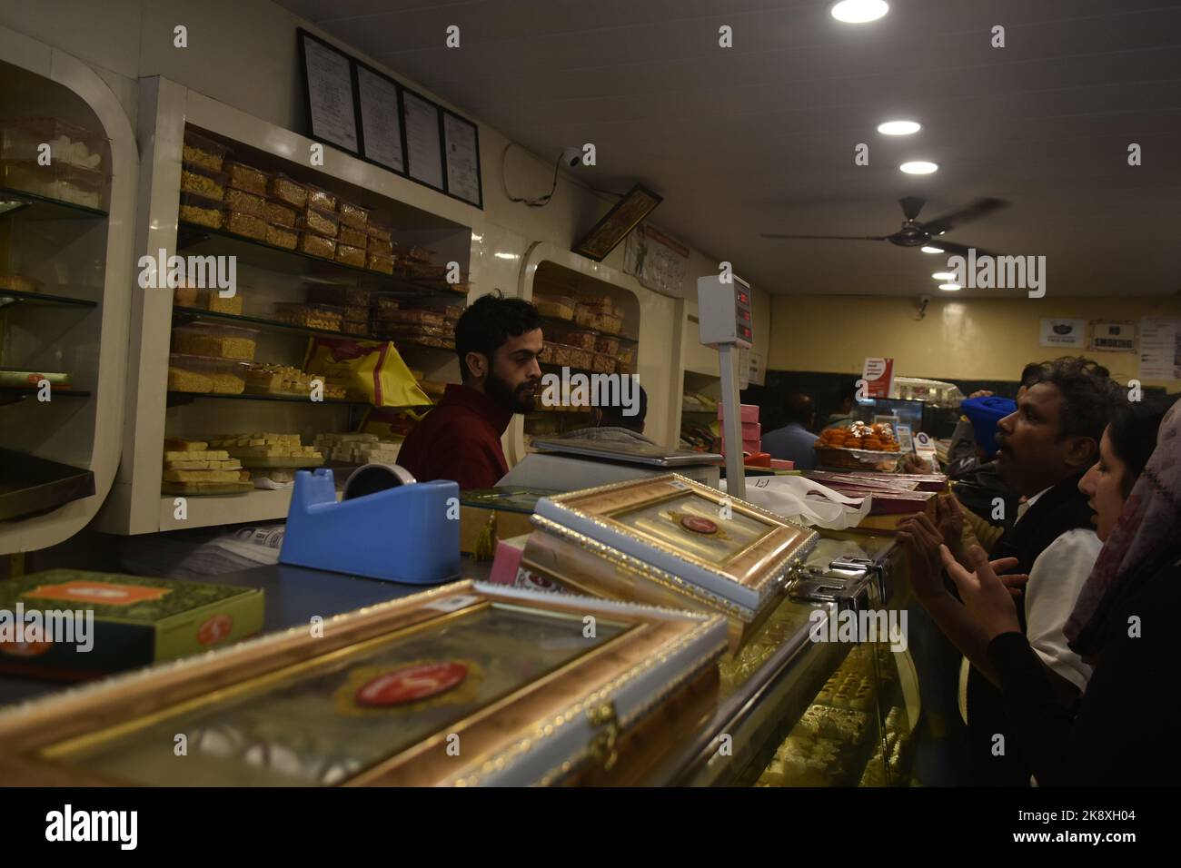 Sringar, India. 24th Oct, 2022. Buyers and sellers throng a wholesale