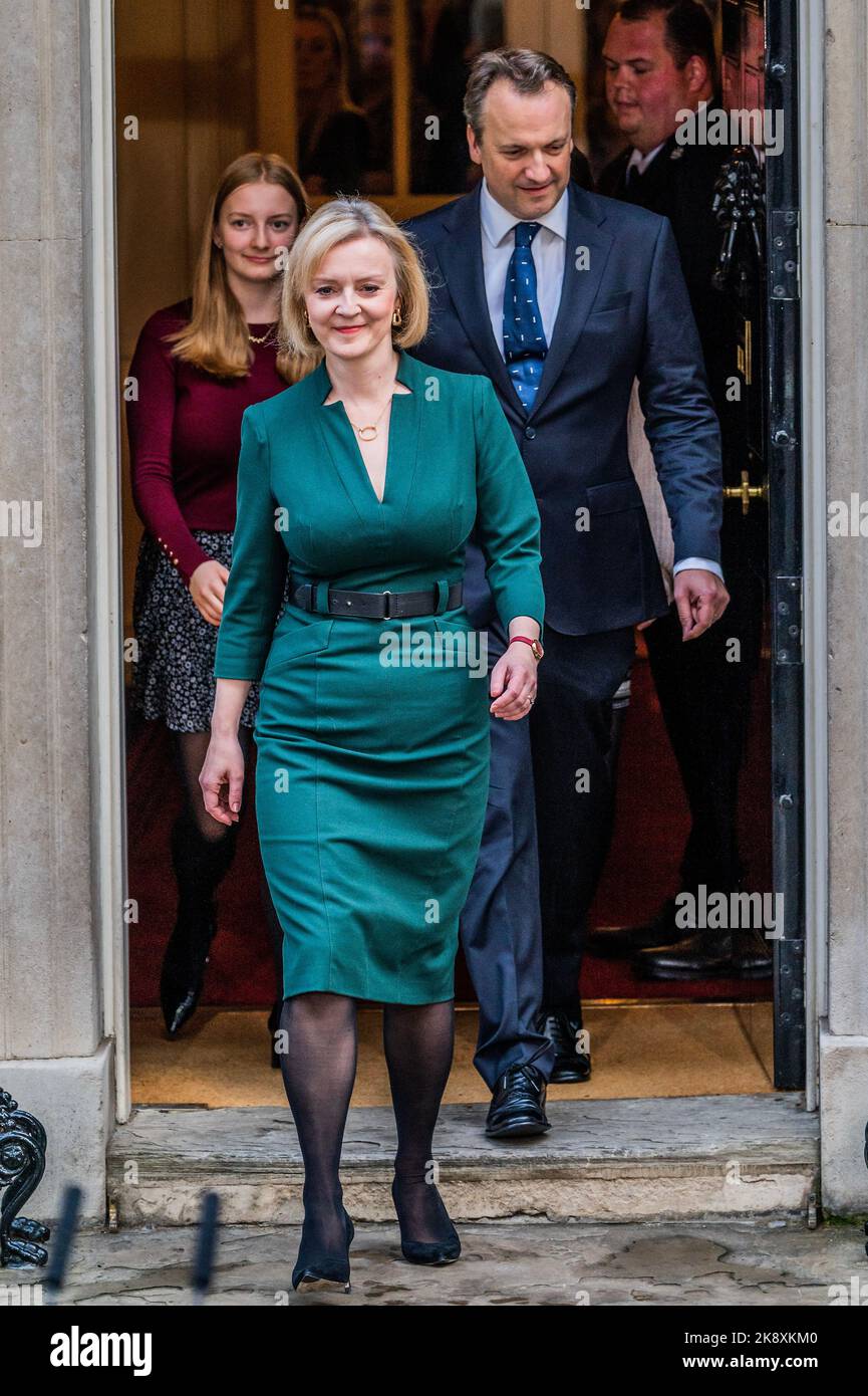 London, UK. 25th Oct, 2022. Liz Truss (Supportyed by her Husband and