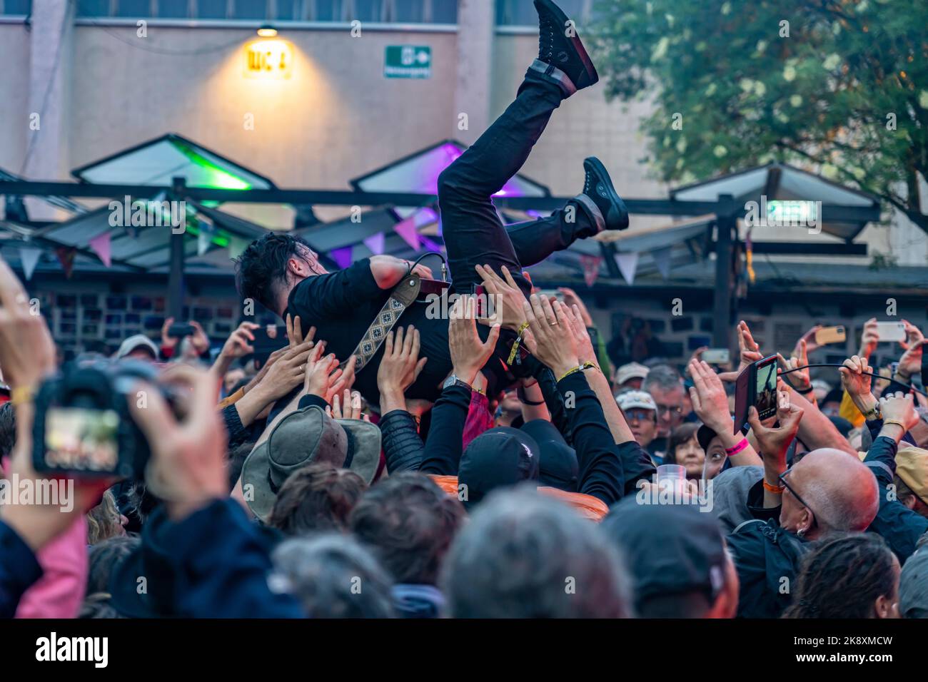 Der kanadischer SängerAlex Henry Foster & The Long Shadows stage diving