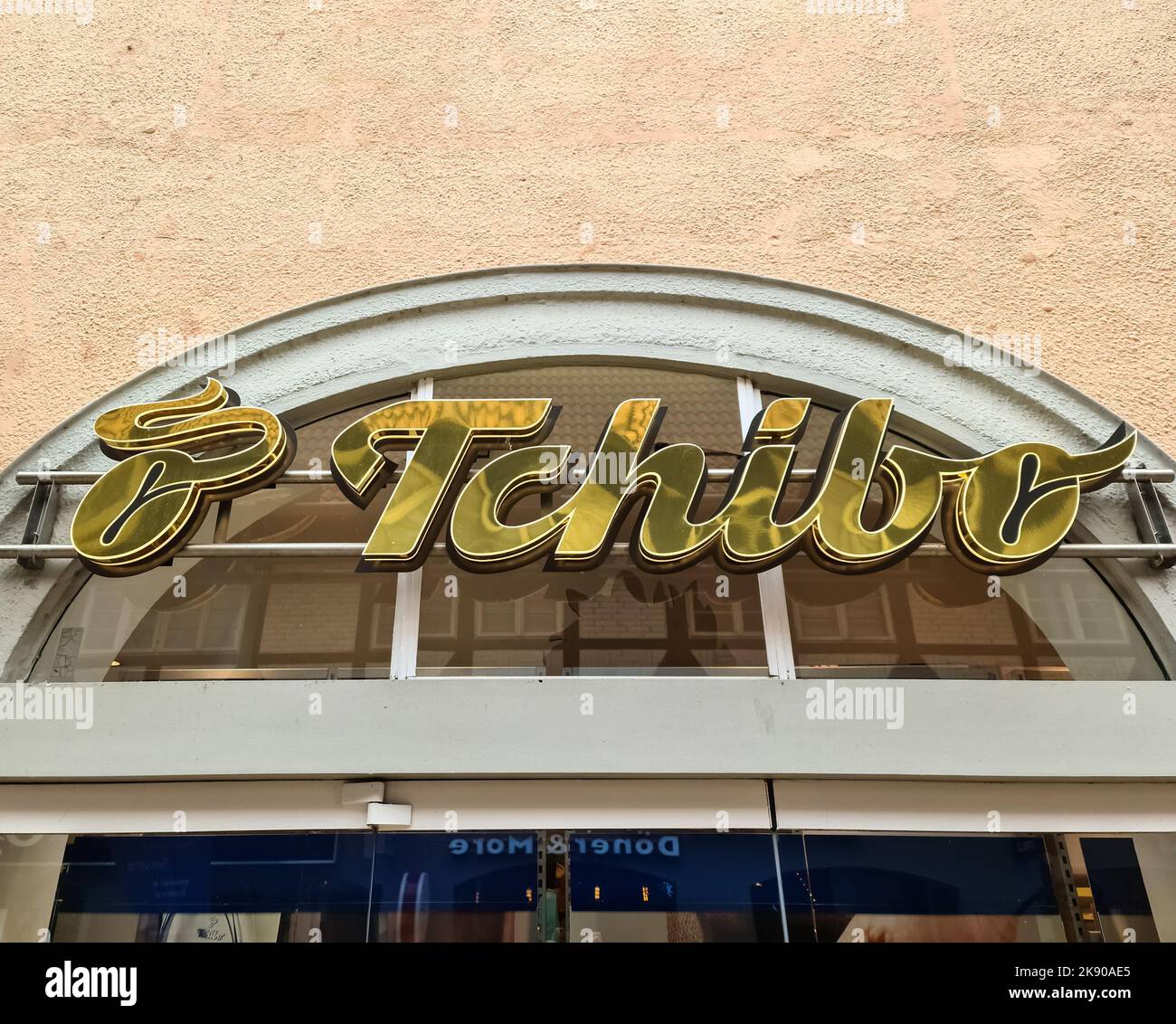 https://c8.alamy.com/comp/2K90AE5/a-large-golden-logo-of-the-tchibo-coffee-company-above-the-entrance-2K90AE5.jpg
