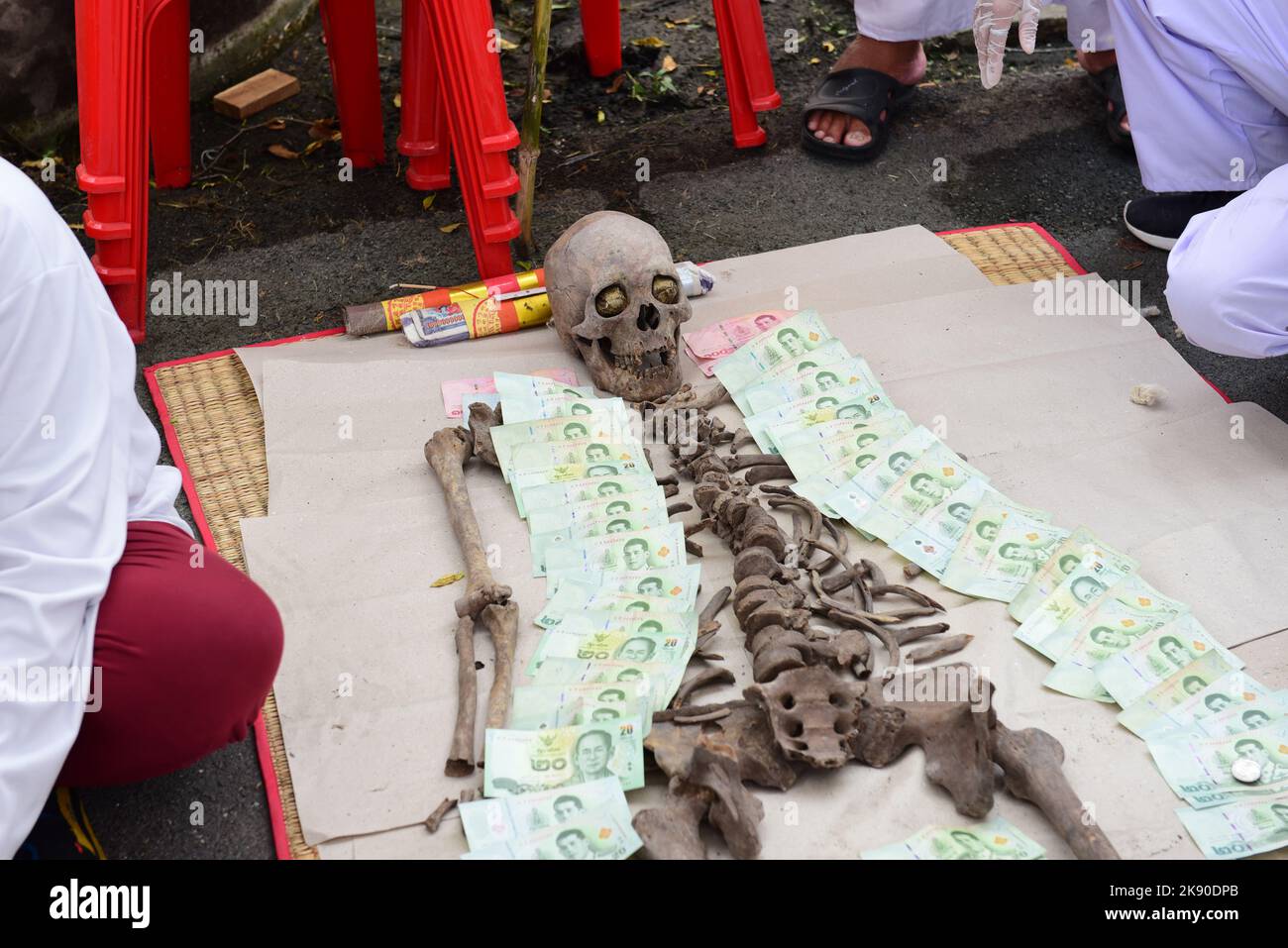 Bangkok, Thailand. 22nd Oct, 2022. Volunteers, participated in the tradition of exhuming the bodies of the deceased, unclaimed rising from the grave to clean human skeletons and collect them and prepare them for a merit-making ceremony according to religious belief of Thai people of Chinese descent At Teochew Chinese Cemetery (Wat Don Cemetery), Sathorn District, Bangkok. (Photo by Teera Noisakran/Pacific Press/Sipa USA) Credit: Sipa USA/Alamy Live News Stock Photo