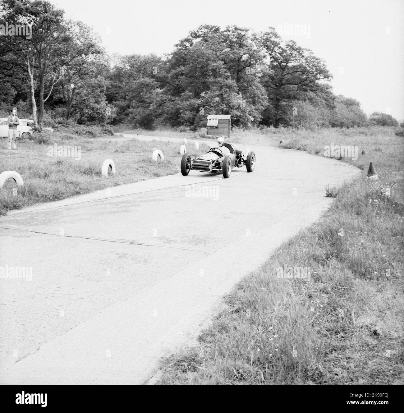 1962, historical, a single-seater racing car on the track, the perimter road circuit at the Finmere Aerodome, a disused RAF airfield near to Buckingham, England, UK, home to Geoff Clarke’s Motor Racing Stables. The racing school’s 1,000 cc single-seaters were rear-engined Formula Junior Coopers. Stock Photo