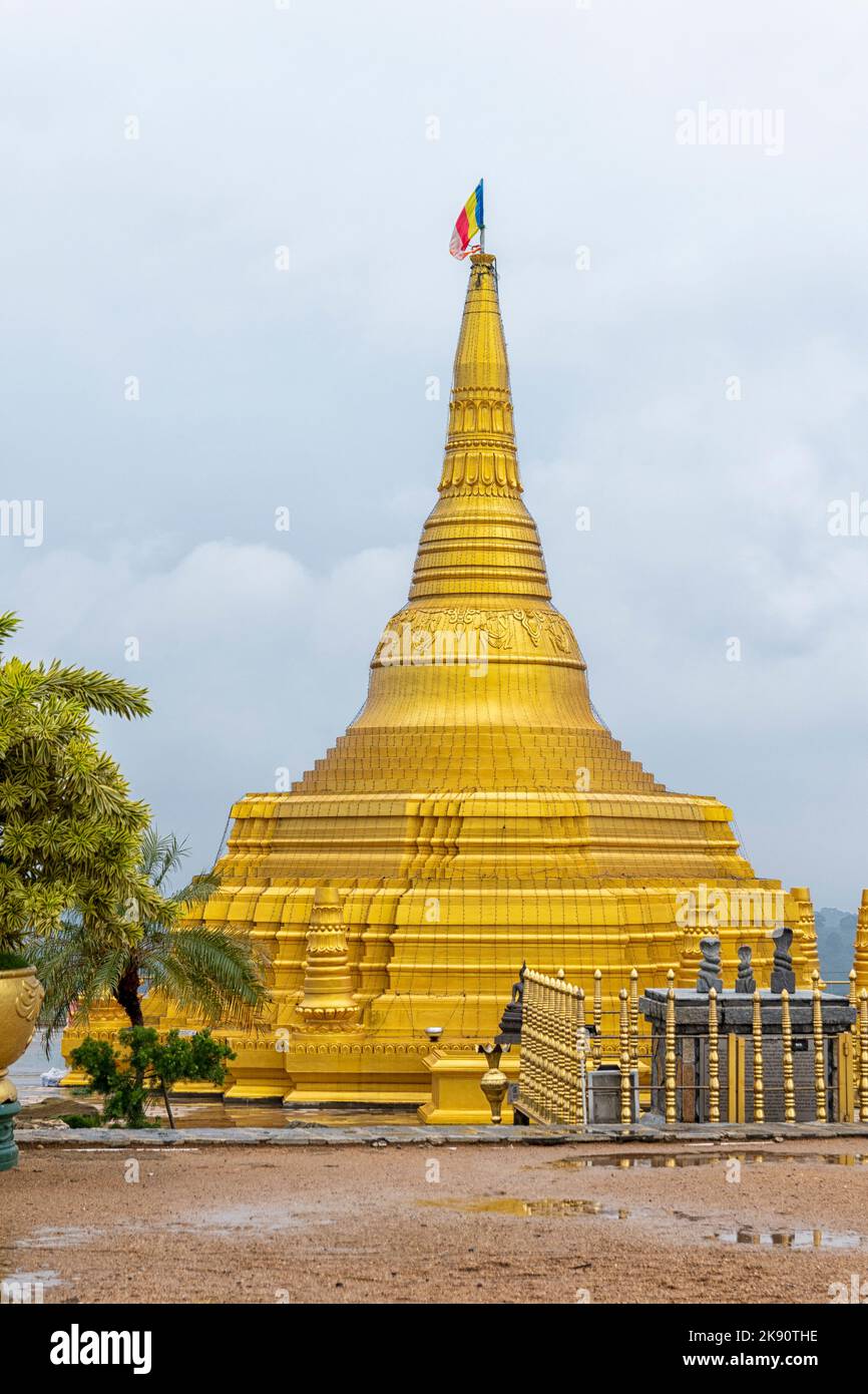 golden temples tooth temples and Buddha statues on Sri Lanka Stock