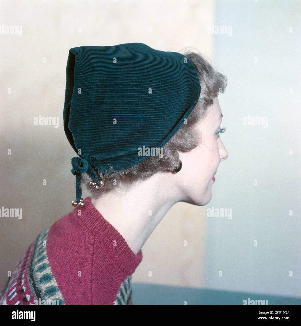 In the 1950s. A woman modelling a 1950s red knitted sweater with pattern and a matching fashionable hat. Sweden 1958 ref CV83 Stock Photo