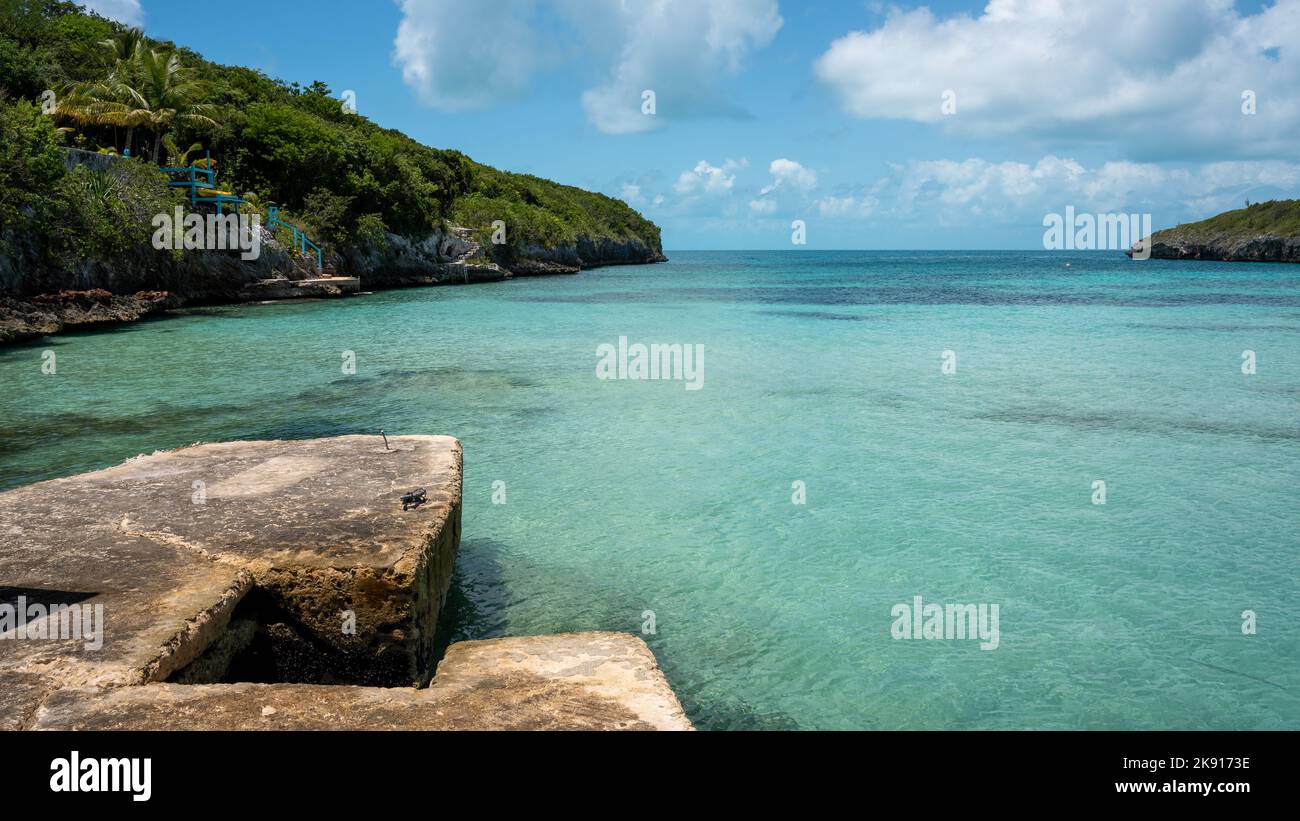 The blue sea water in the Bahamas with a green outcropping Stock Photo