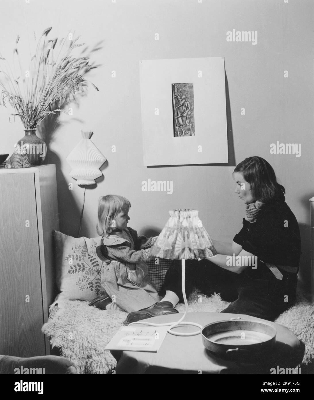 Woman in the 1950s. A young dark-haired woman at home with her daughter. Sweden 1950 Stock Photo