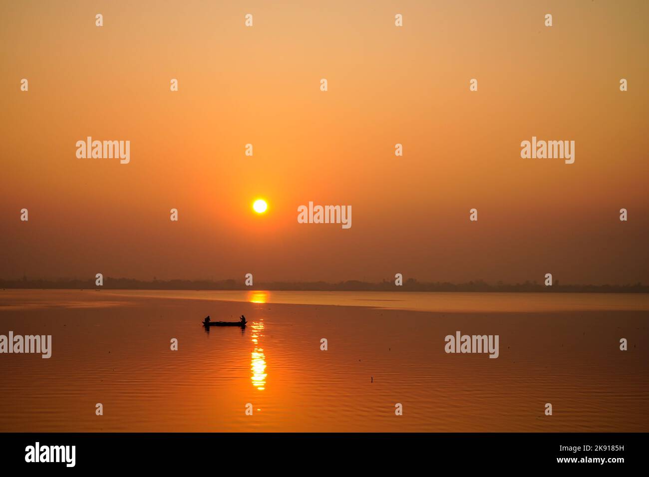 Golden sunset sky reflecting hi-res stock photography and images - Alamy