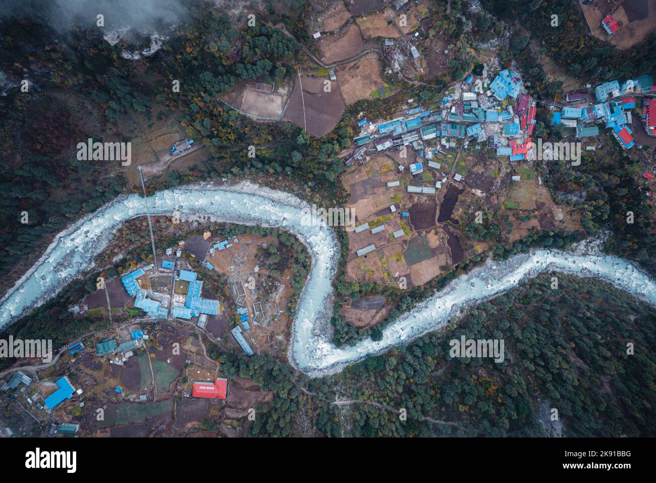 An aerial view of a town with houses and a river in the middle Stock ...