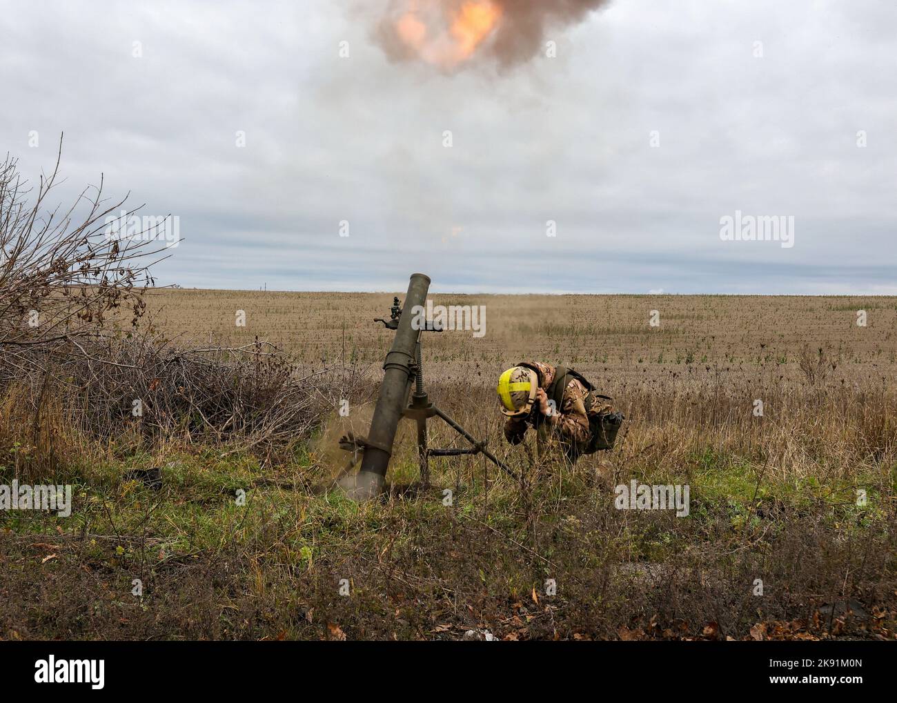 KHARKIV REGION, UKRAINE - OCTOBER 25, 2022 - An artillery unit of Ukraine's National Guard employs a shoot-and-scoot tactic to attack Russian targets Stock Photo