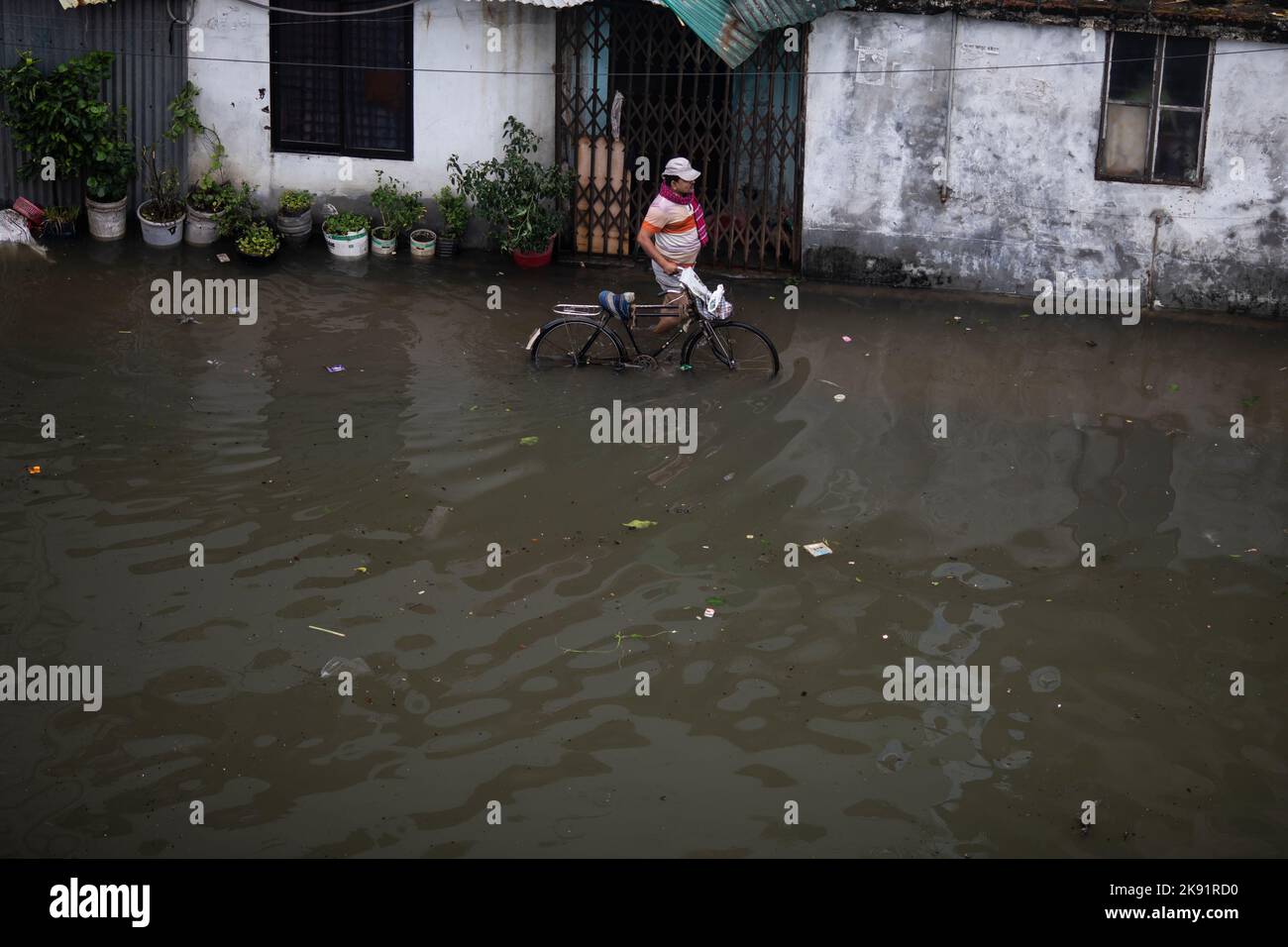 Dhaka, Bangladesh. 25th Oct, 2022. A cyclist wades through a