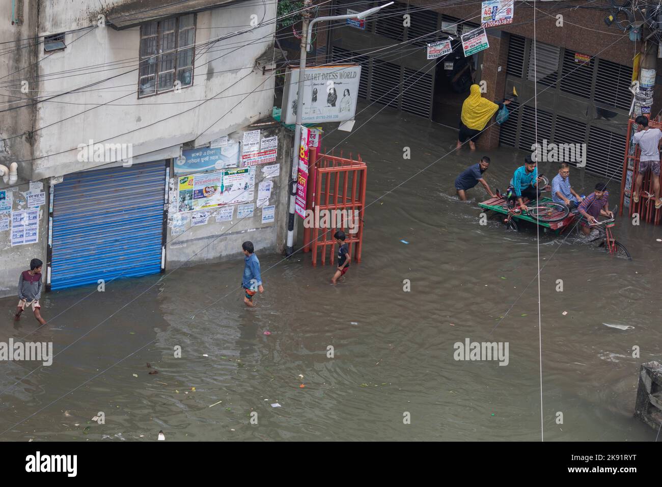 Dhaka, Bangladesh. 25th Oct, 2022. Rickshaw owners struggle to wade