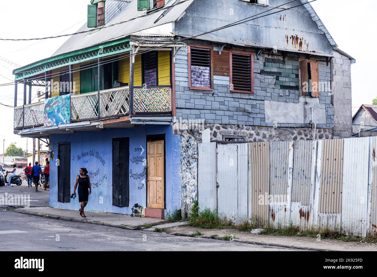 ROSEAU, DOMINICA - MAI 5, 2016: scenic wooden hut in the quarter Carib