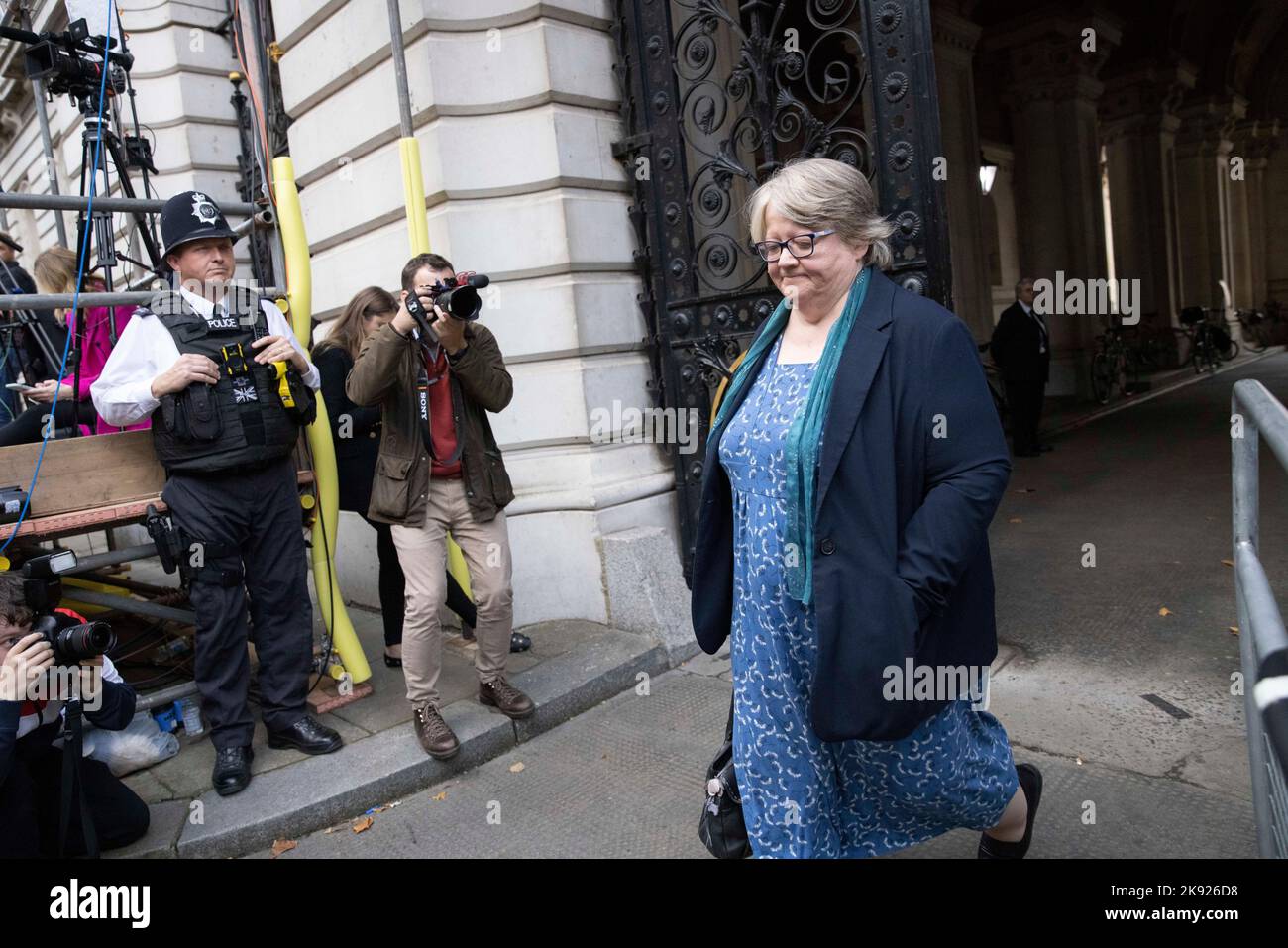 PHOTO:JEFF GILBERT 25th October 2022 Downing Street, London, UK Conservative minister Therese Coffey arrives to be informed of their Cabinet positions in Downing Street as Rishi Sunak forms his government. Stock Photo