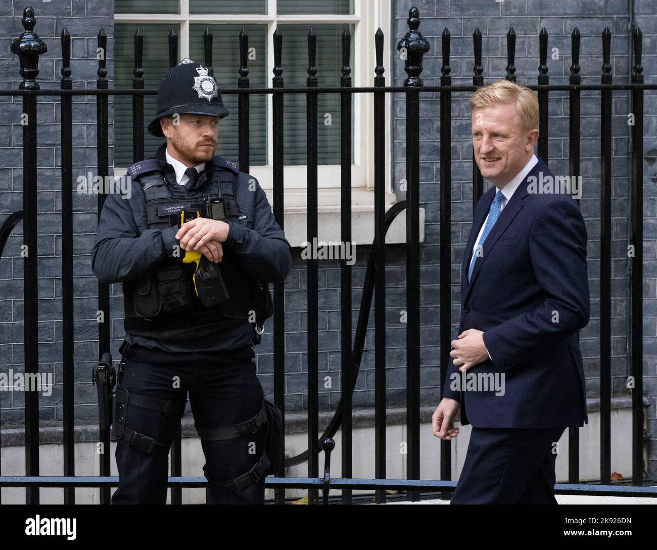 PHOTO:JEFF GILBERT 25th October 2022 Downing Street, London, UK Conservative minister Oliver Dowden arrives to be informed of their Cabinet positions in Downing Street as Rishi Sunak forms his government. Stock Photo