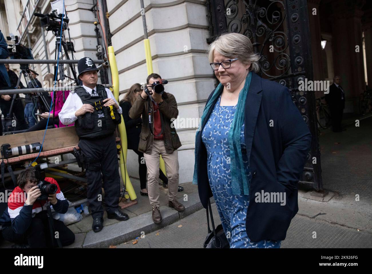 PHOTO:JEFF GILBERT 25th October 2022 Downing Street, London, UK Conservative minister Therese Coffey arrives to be informed of their Cabinet positions in Downing Street as Rishi Sunak forms his government. Stock Photo