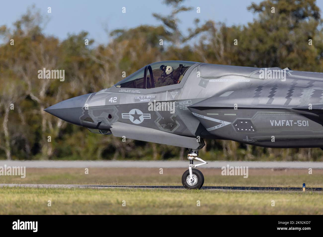 British Royal Navy Lt. Chris Avison, an F-35B Lightning II fighter jet pilot with Marine Fighter Attack Training Squadron (VMFAT) 501, taxis an F-35B Lightning II fighter jet at Naval Air Station Joint Reserve Base New Orleans, Louisiana, Oct. 24, 2022. VMFAT-501 deployed to NAS JRB New Orleans to increase entry-level pilots' proficiency in offensive-air support, electronic warfare, and routine flight operations for their future fleet assignments. VMFAT-501 is a subordinate unit of 2nd Marine Aircraft Wing, the aviation combat element of II Marine Expeditionary Force. (U.S. Marine Corps photo Stock Photo