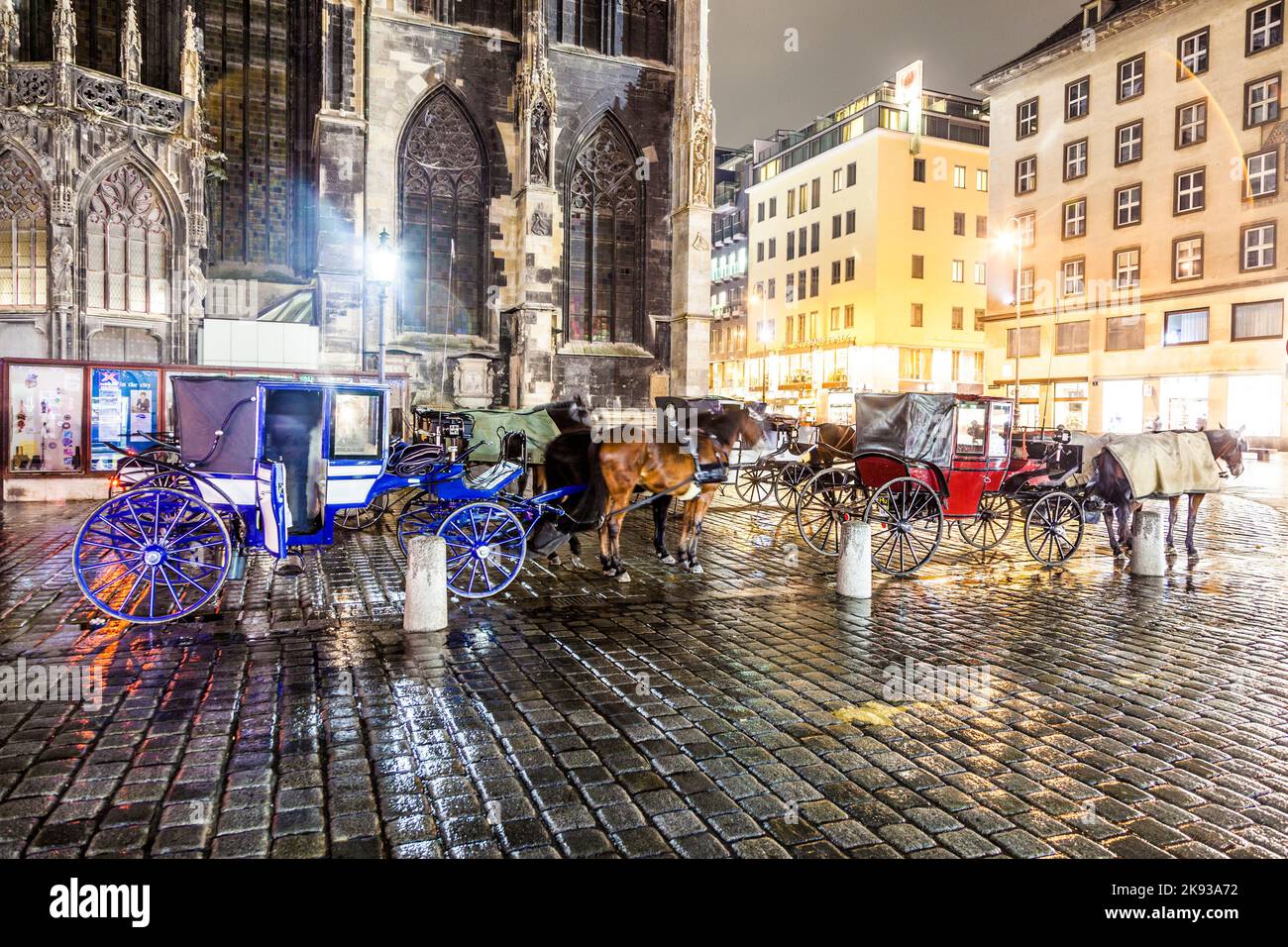 VIENNA, AUSTRIA - NOV 26: famous horse drawm fiaker at the Stephans ...
