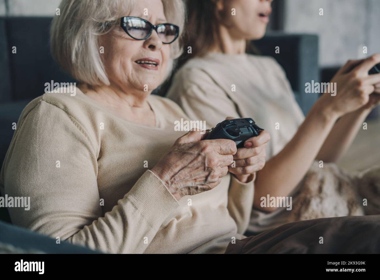 Mother daughter playing video games hi-res stock photography and images -  Page 3 - Alamy