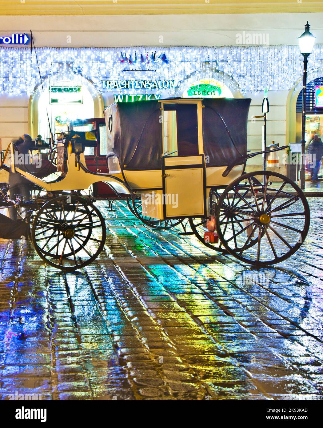 VIENNA, AUSTRIA - NOV 26: famous horse drawm fiaker at the Stephans ...