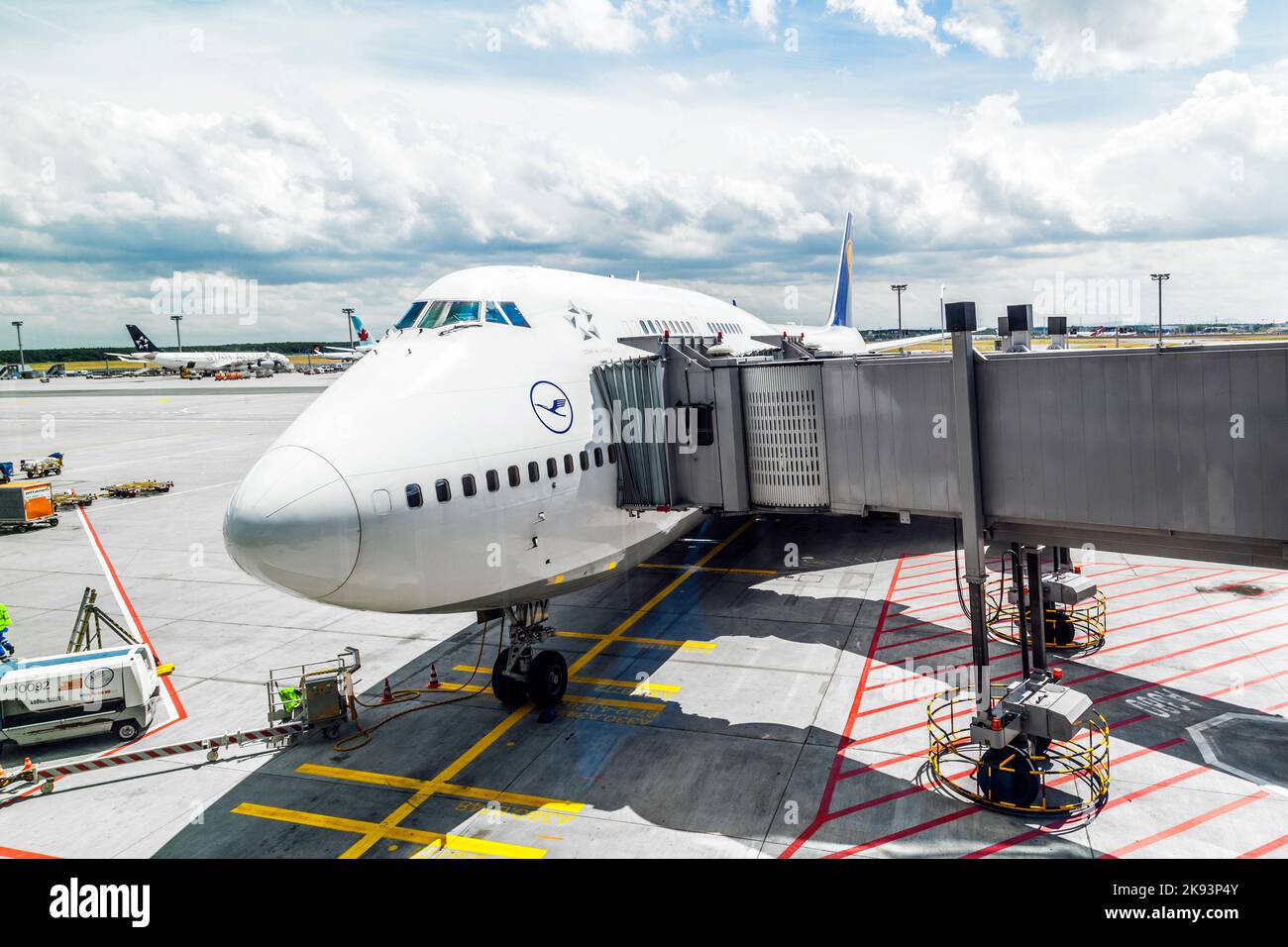 Lufthansa boeing 747 8 engine hi-res stock photography and images - Alamy