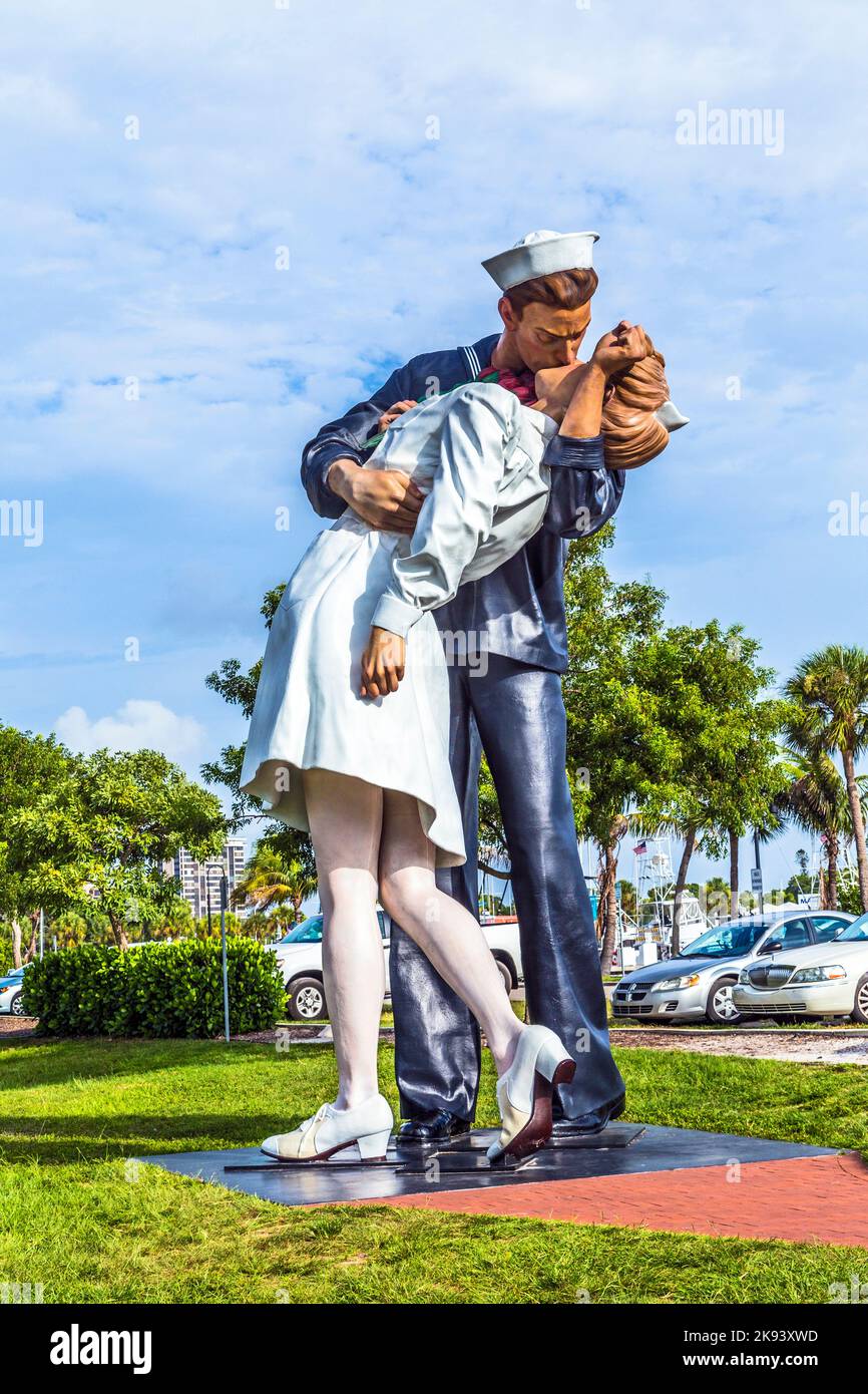 SARASOTA, USA JULY 25 statue Unconditional surrender by Seward