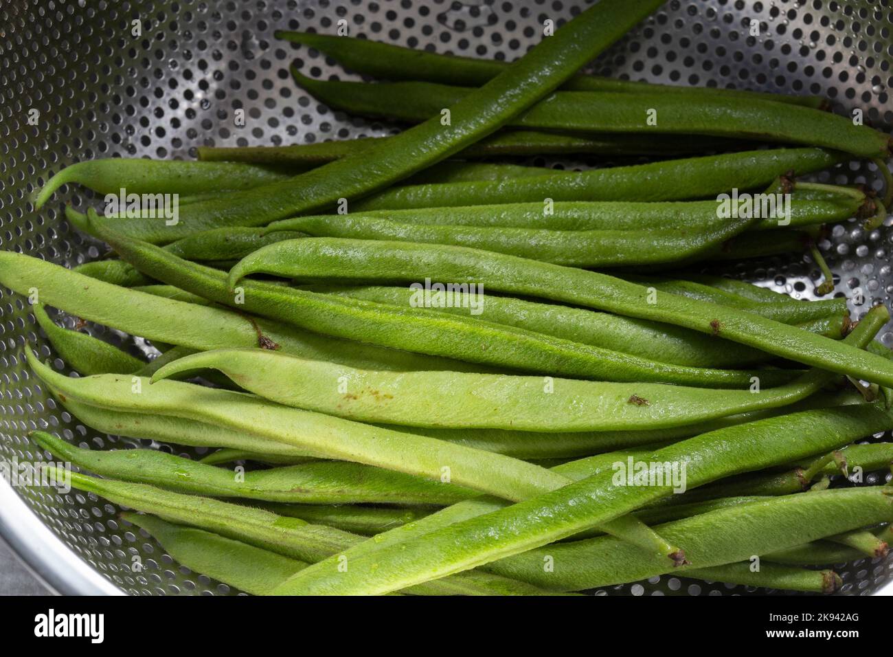 Green beans in sieve hi-res stock photography and images - Alamy