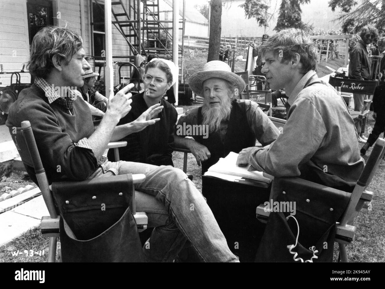 Director PETER WEIR KELLY McGILLIS JAN RUBES and HARRISON FORD on set location candid in Pennsylvania during filming of WITNESS 1985 director PETER WEIR music Maurice Jarre An Edward S. Feldman Production / Paramount Pictures Stock Photo