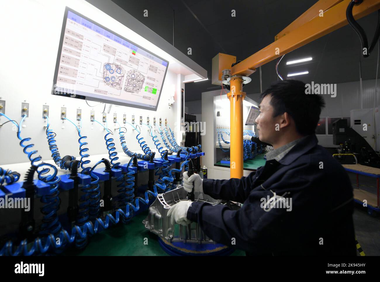 NANTONG, CHINA - OCTOBER 26, 2022 - Workers produce lightweight aluminum and magnesium alloy precision parts for vehicles at a smart workshop in Nanto Stock Photo