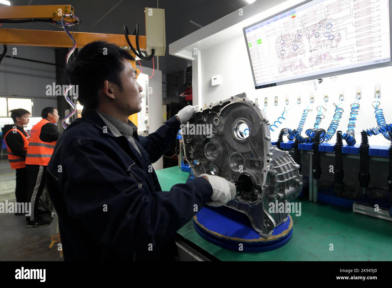 NANTONG, CHINA - OCTOBER 26, 2022 - Workers produce lightweight aluminum and magnesium alloy precision parts for vehicles at a smart workshop in Nanto Stock Photo