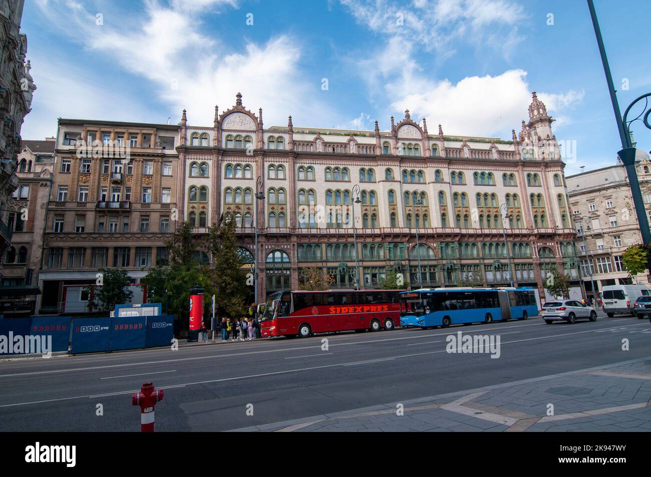 Exterior of a magnificent building at Ferenciek Tere (Ferenciek Square), District 5 Budapest, Hungary. Brudern House/Párizsi udvar: Built in 1909-1912 Stock Photo