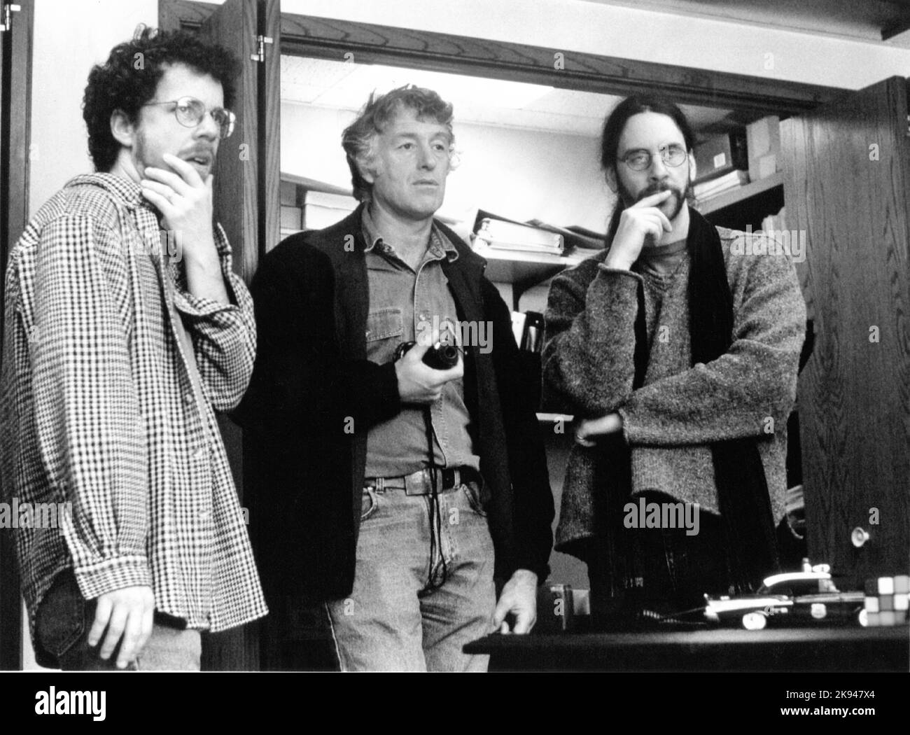Producer / Screenwriter ETHAN COEN Cinematographer ROGER DEAKINS and Director / Screenwriter JOEL COEN on set candid during filming of FARGO 1996 director / writers JOEL and ETHAN COEN music Carter Burwell PolyGram Filmed Entertainment / Working Title Films / Gramercy Pictures Stock Photo