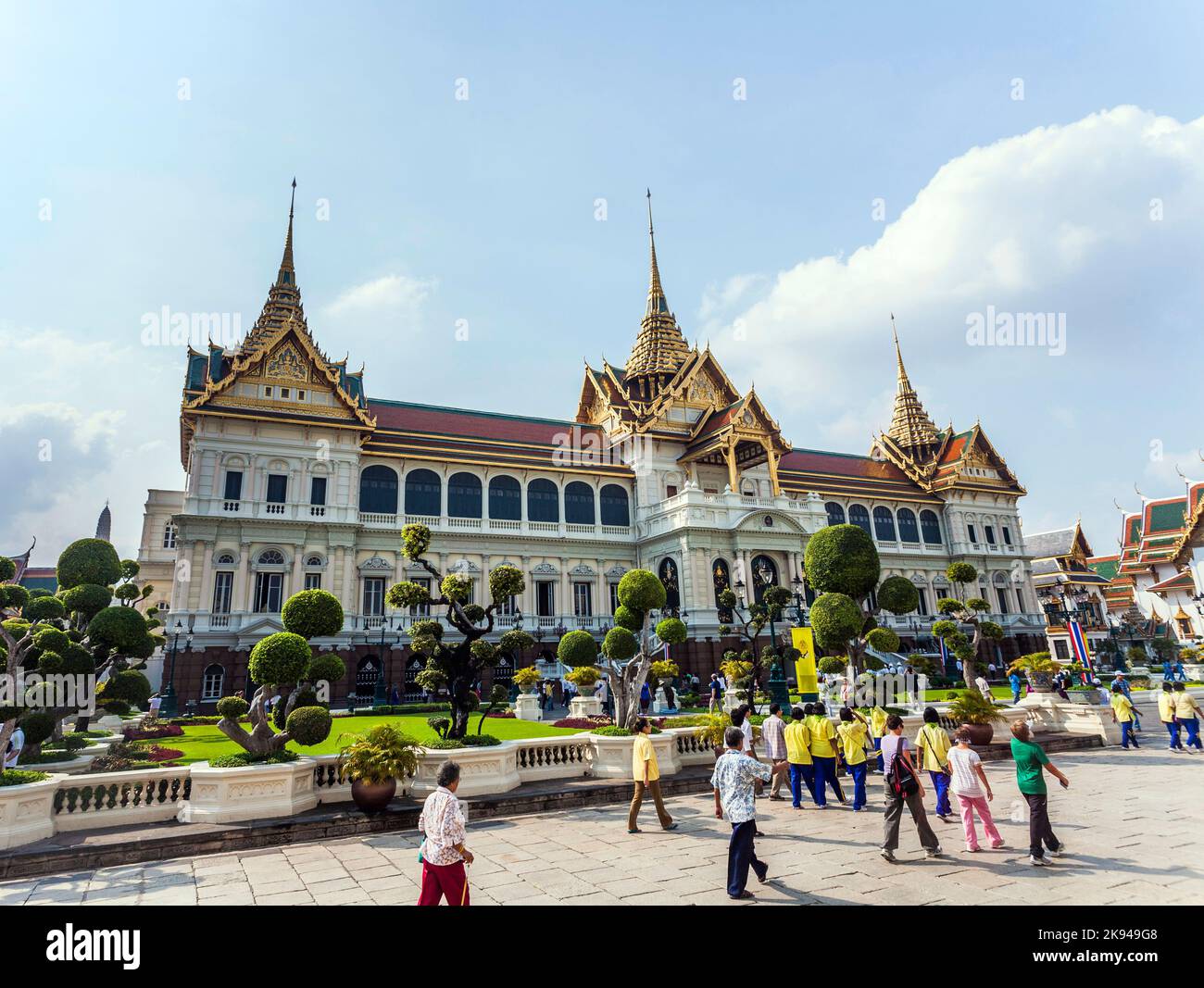 BANGKOK, THAILAND - JAN 4: people visit Chakri Maha Prasat in Grand Palace on January 4, 2010 in Bangkok, Thailand.  The palace was built by King Rama Stock Photo