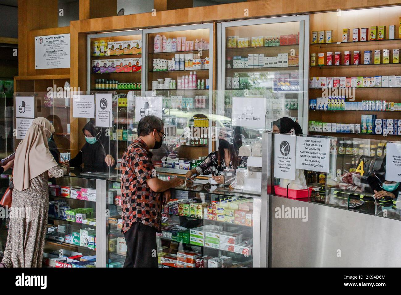 Bandung, West Java, Indonesia. 26th Oct, 2022. Pharmacists serve buyers ...