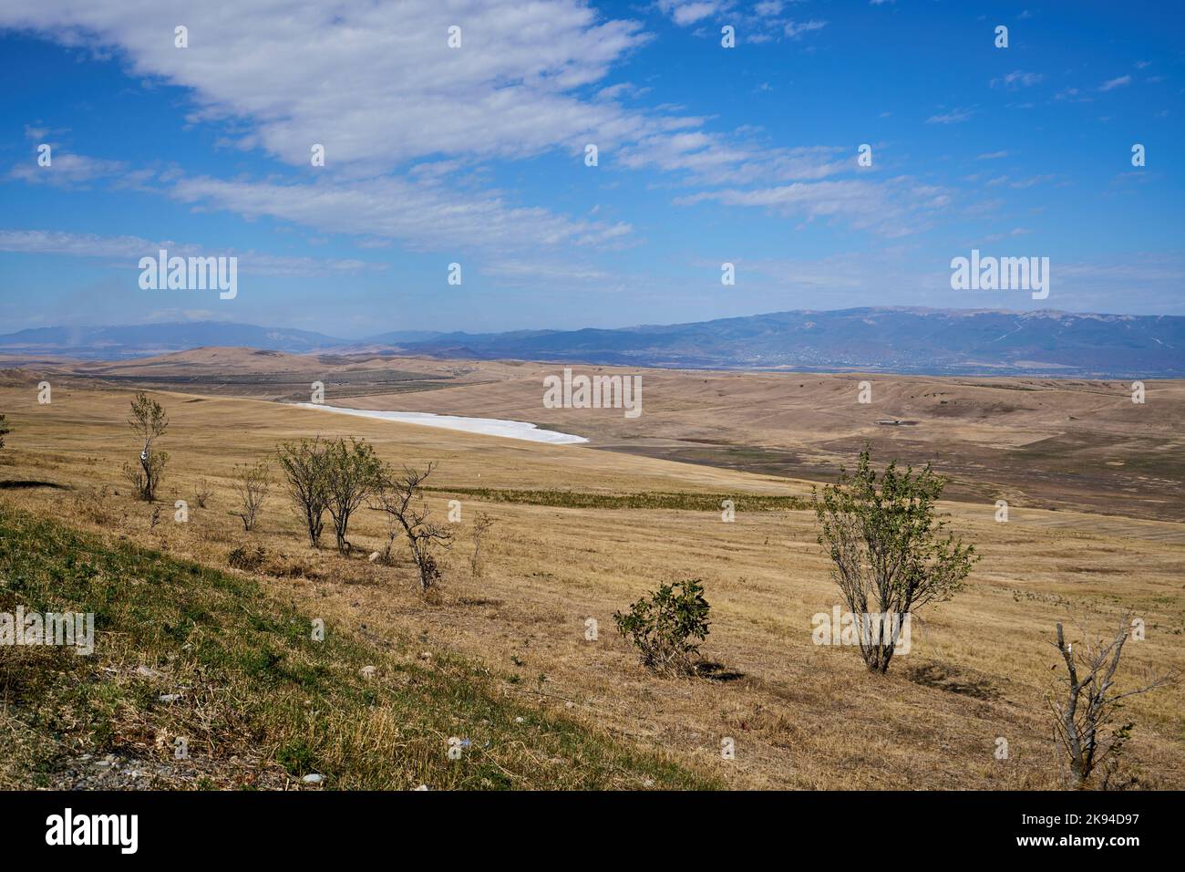 Halbwüste und Steppenlandschaft mit Salzsee, Region Kachetien, Raion Sagaredscho, Südosten von Georgien Stock Photo