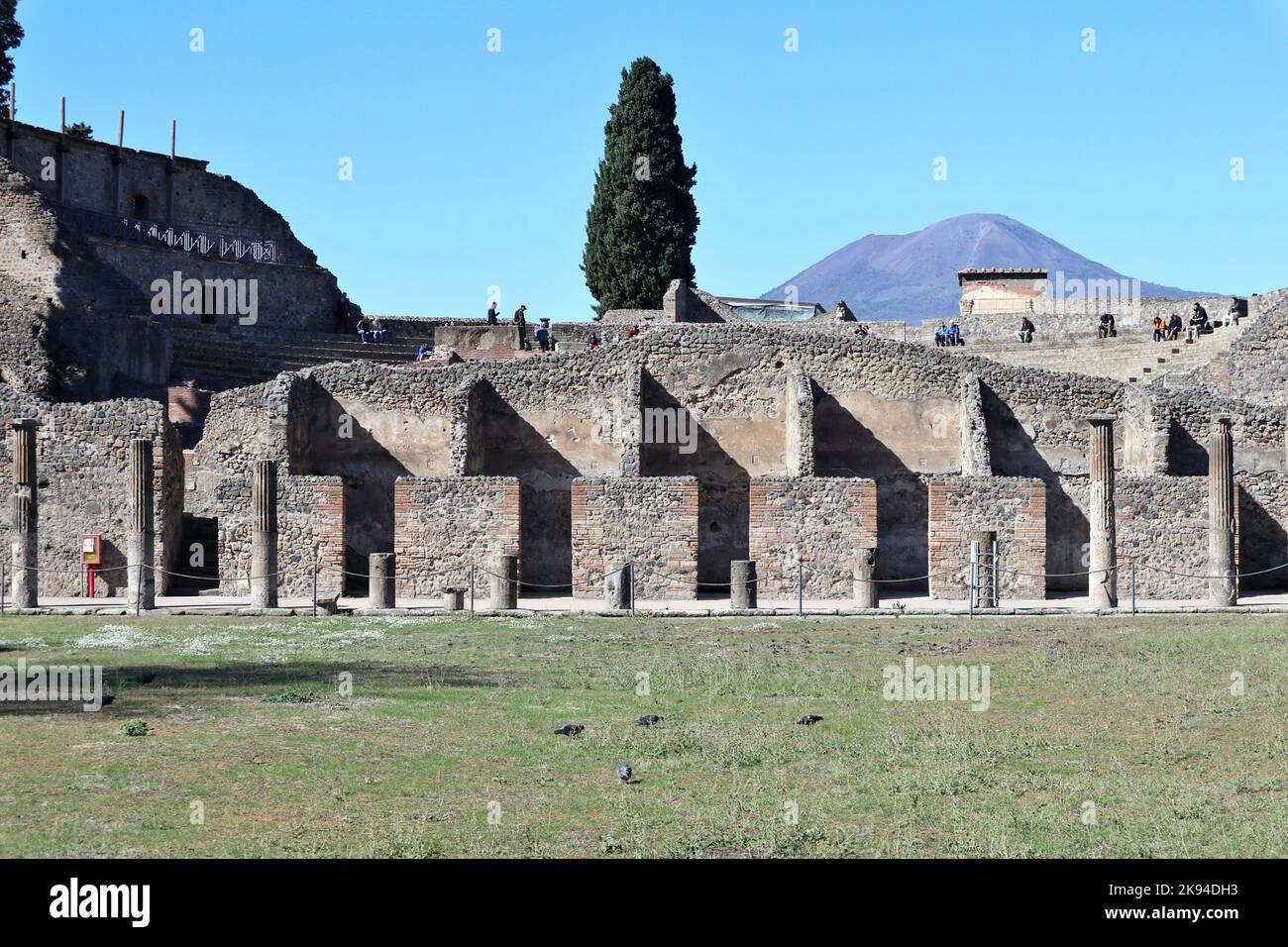 Pompei - Scorcio del Vesuvio dal Quadriportico dei Teatri Stock Photo