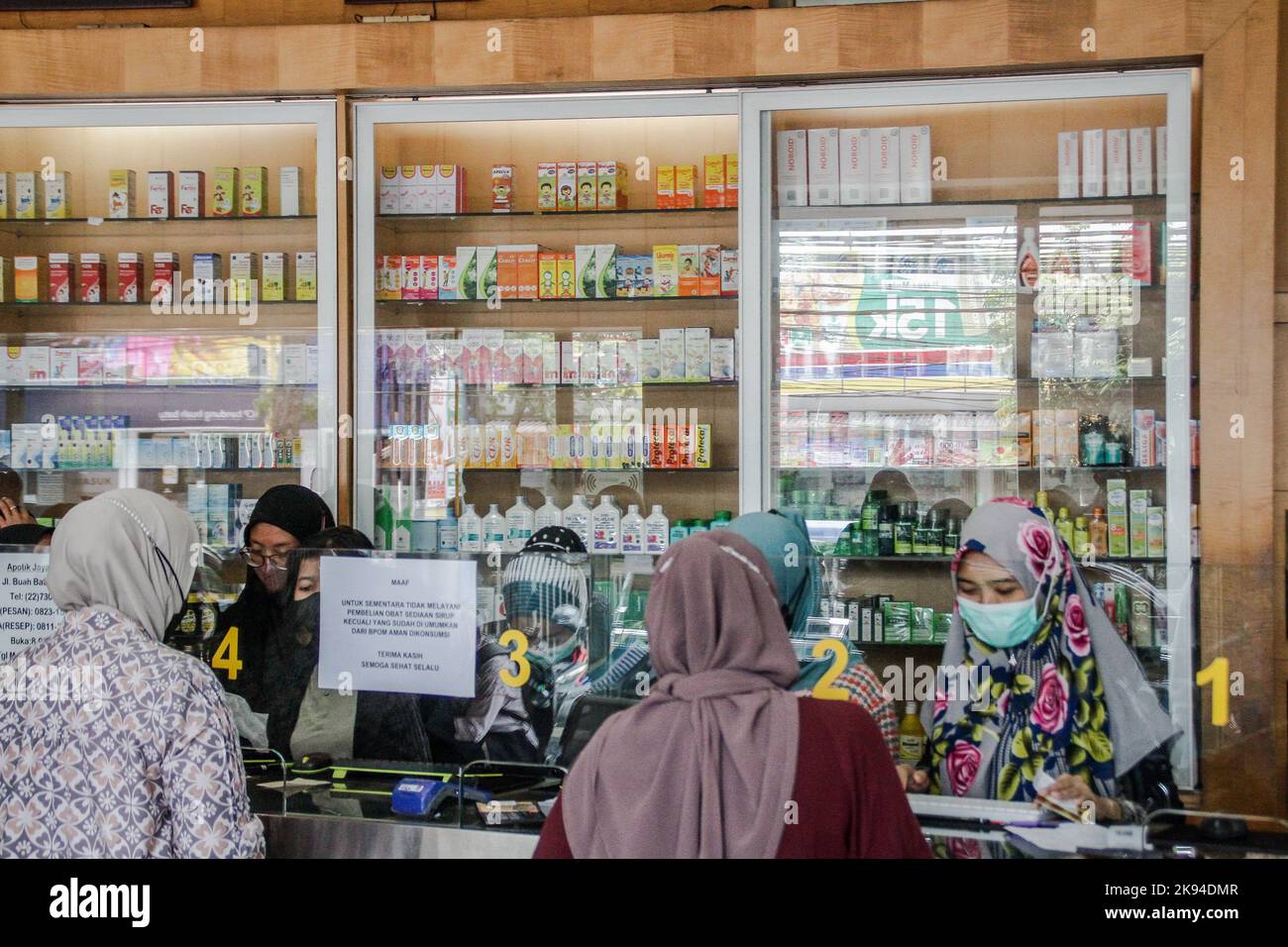 Bandung, West Java, Indonesia. 26th Oct, 2022. Pharmacists serve buyers ...