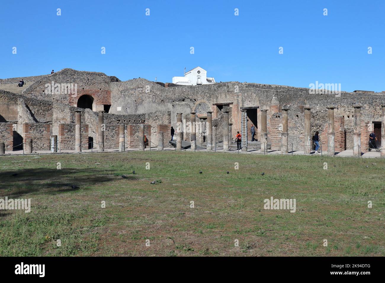 Pompei - Turisti al Quadriportico dei Teatri Stock Photo
