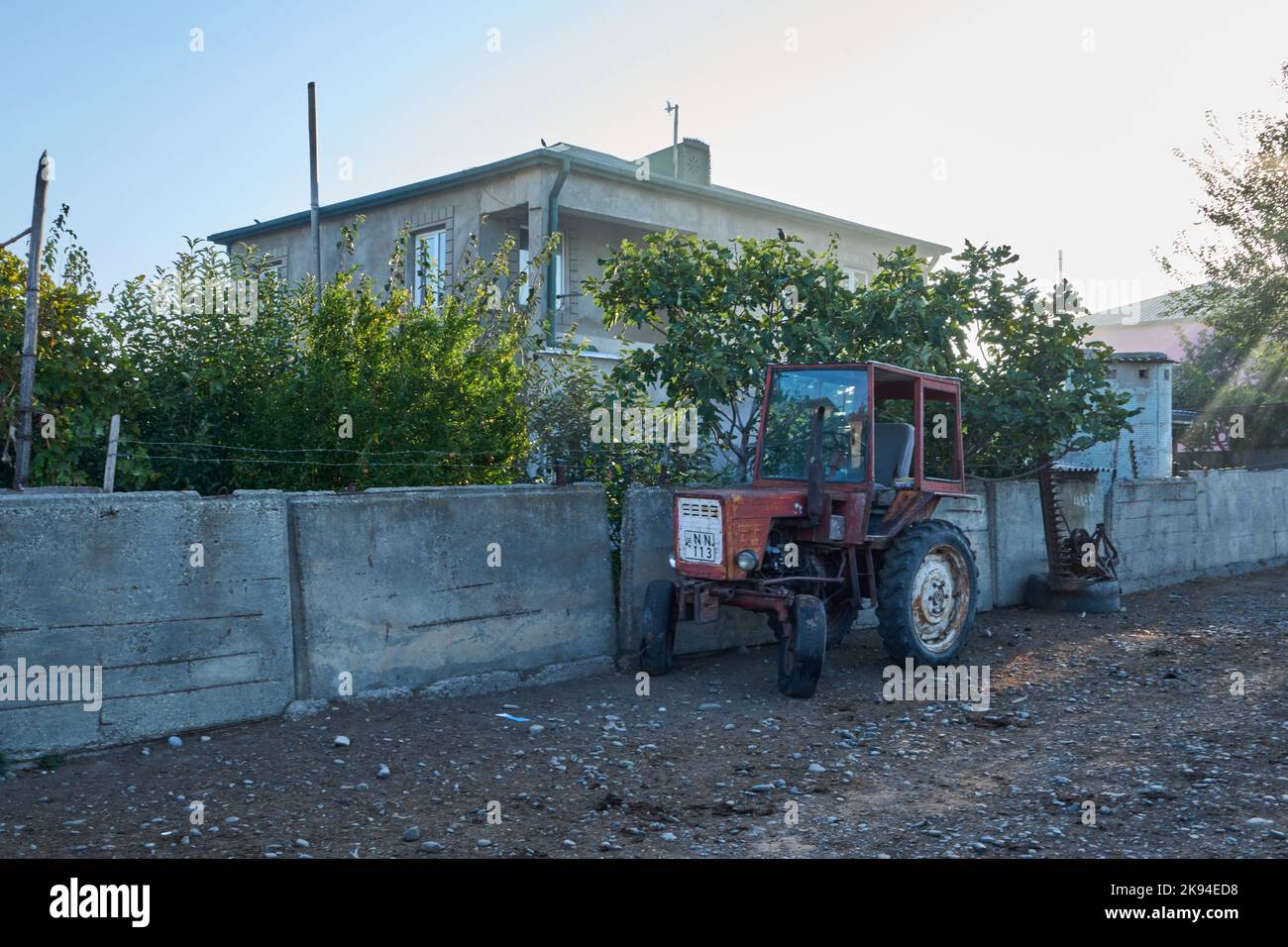 Bauernhaus mit Traktor, Udabno, Swanendorf, Halbwüste, Steppenlandschft Garedscha, Region Kachetien, Raion Sagaredscho, Südosten von Georgien Stock Photo