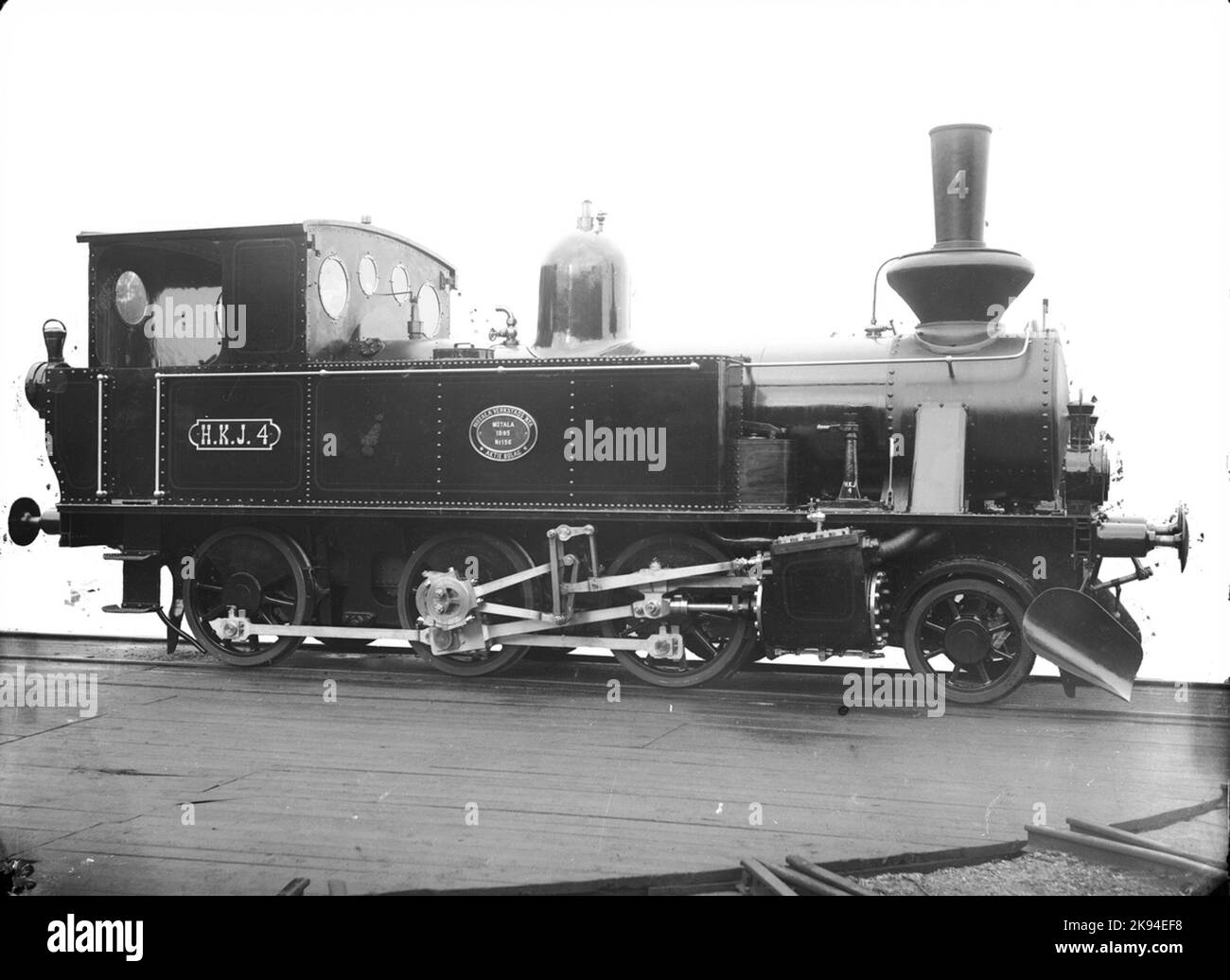 hkj-lok-4-delivery-photo-steam-locomotive-on-the-turntable-the