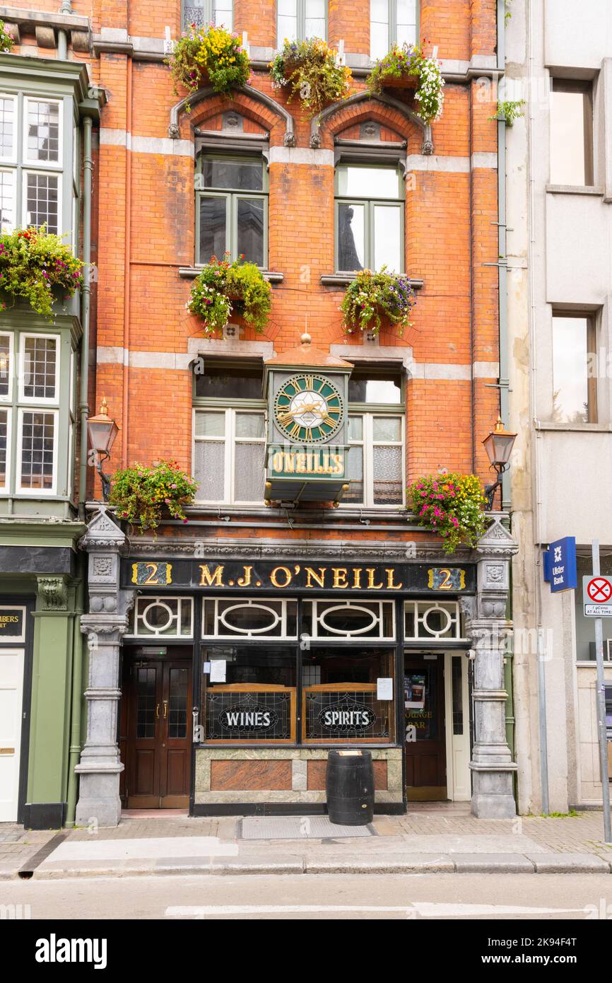 Ireland Eire Dublin 2 Suffolk Street M J O'Neill pub bar restaurant open 1713 renamed 1927 live trad ceilis music Irish dancing ceoil agus craig Stock Photo