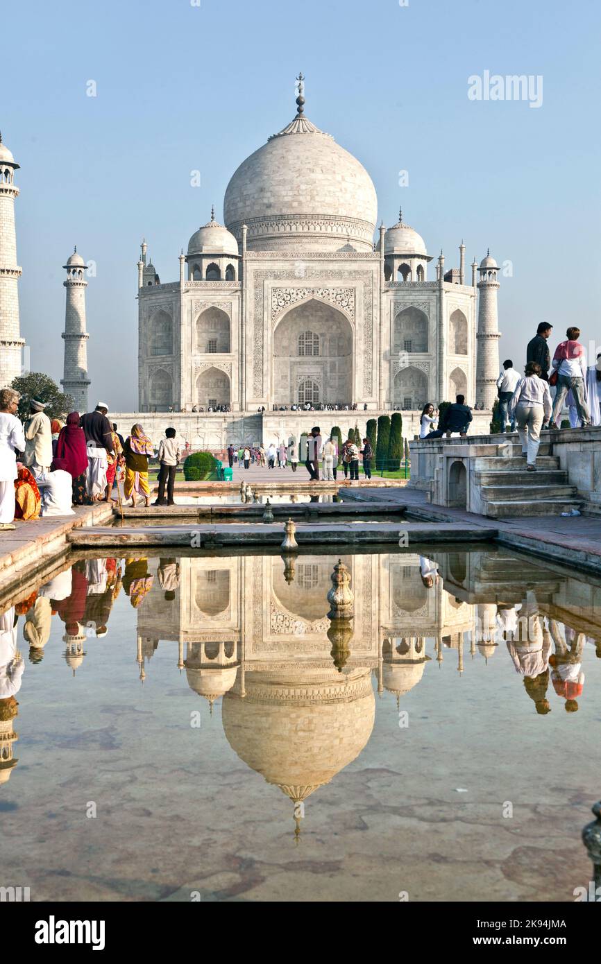 People Visit the Taj Mahal in India Editorial Photo - Image of heritage,  entrance: 160653736