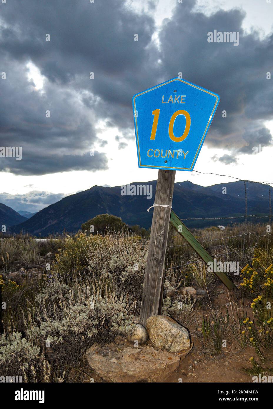 A wooden lake number 10 sign on Trip USA 038 under a gloomy sky Stock Photo