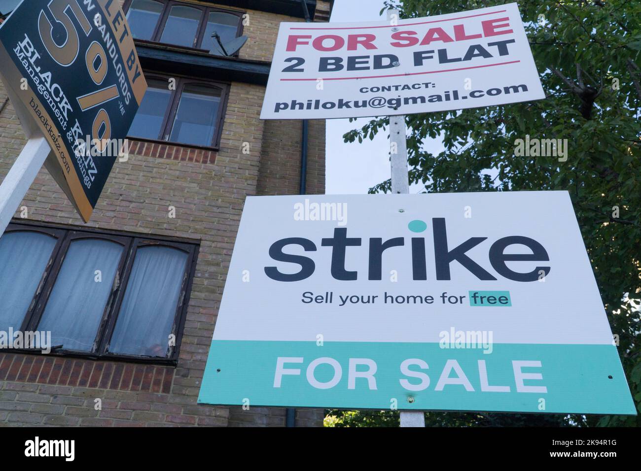 London, UK, 24 October 2022: An estate agent's 'For Sale' sign outside a block of flats in Clapham. High interest rates and the cost of living crisis are likely to cause a downturn in the housing market. Anna Watson/Alamy Live News Stock Photo