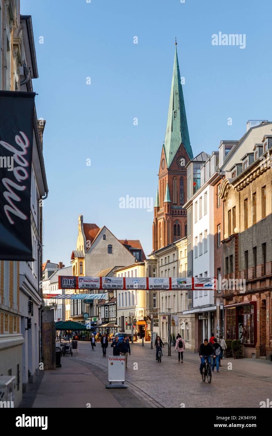 Schweriner Altstadt mit dem Dom St. Marien und St. Johannis Stock Photo ...