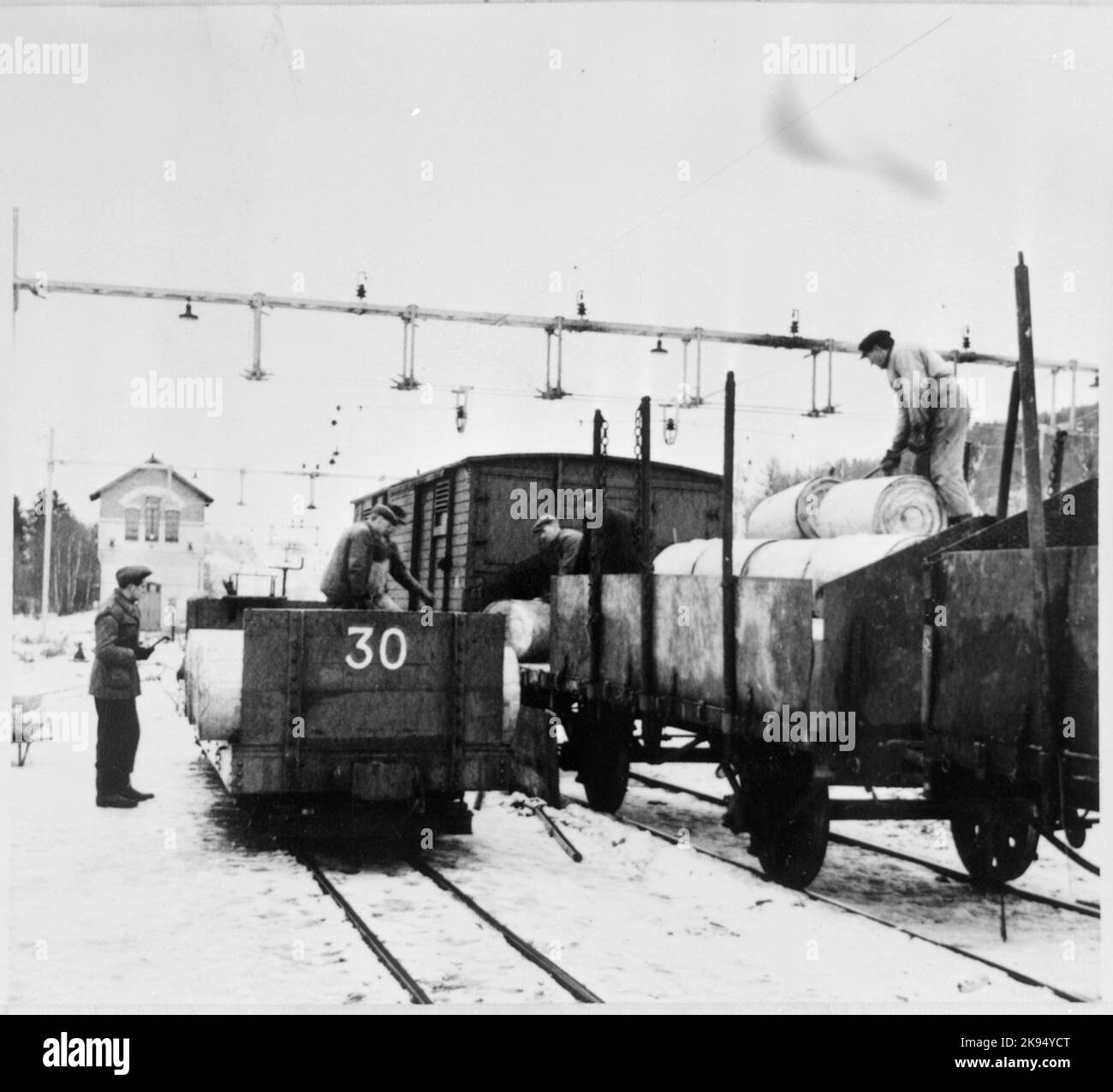 Transhipment of goods between freight wagon on normal tracks and