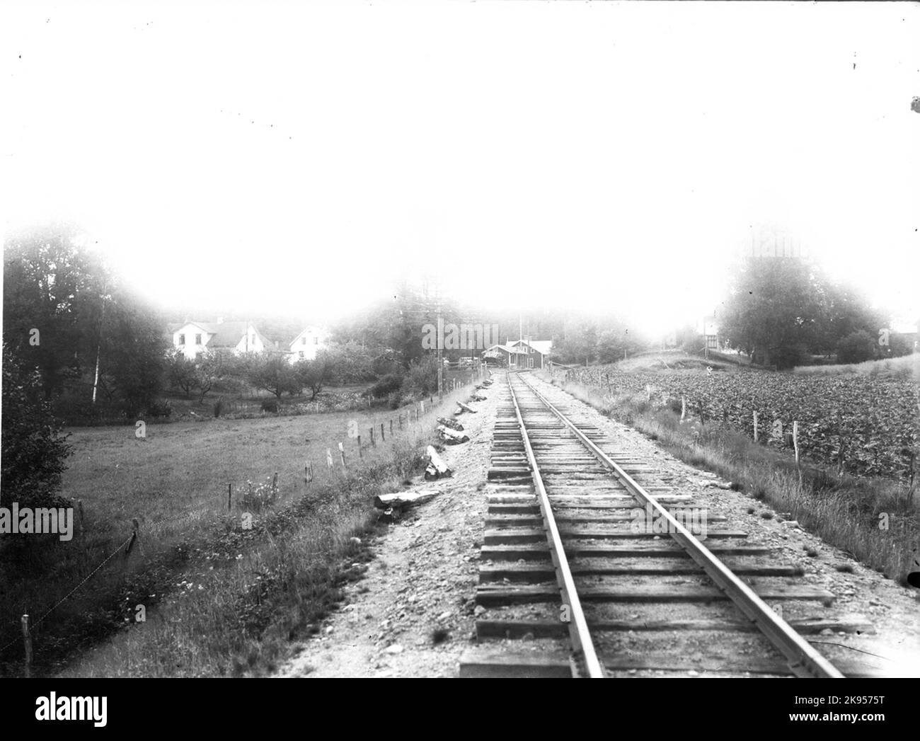 Station with one -storey station house in wood, built at an angle, opened 23.12.1896. Stop with a female site guard from 1937 (on paper, in reality, however, from 1.2.1932). 1959 fully paid. Stationshuset left in 1988. Stop opened in 1900. The residential apartment and the service room were repaired in 1944 Stock Photo