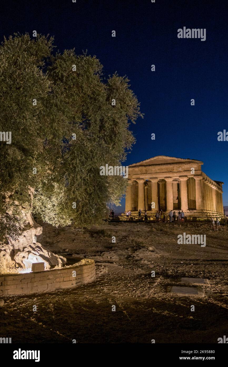 Valle dei templi night hi-res stock photography and images - Alamy