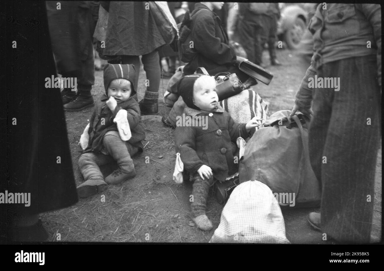 World war ii evacuation train Black and White Stock Photos & Images - Alamy